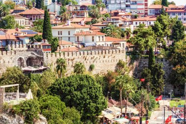 Antalya 'da kırmızı çatıları olan binalar. Türkiye