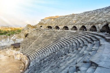 TÜRKÇE - 16 Eylül 2019: Yan, Türkiye 'de antik amfitiyatro