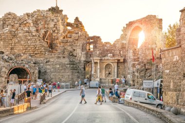 Side, Turkey - 16 Eylül 2019: Side 'da seyahat eden turist grubu. Türkiye