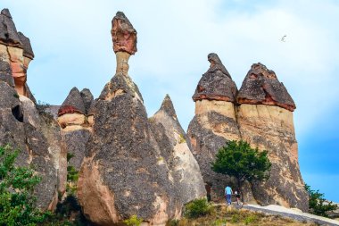 Kapadokya, Türkiye 'de iki turist harabelerde yürüyor