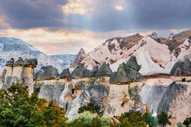 Türkiye 'nin Orta Anadolu Bölgesi, Asya' daki Kapadokya kanyonunda kumtaşının sihirli biçimleri.