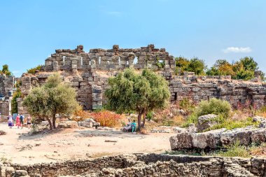 Kenar mahalledeki harabeler. Türkiye 'nin eski harabeleri