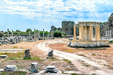 Kenar mahalledeki harabeler. Türkiye 'nin eski harabeleri