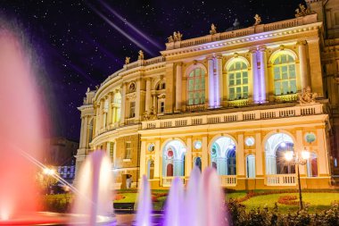 Odessa Opera ve Bale Tiyatrosu 'nun arka planında bir çeşme ve yıldızlı bir gökyüzü var. Ukrayna