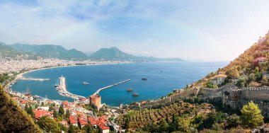 Alanya kıyılarının panoramik manzarasında güzel gökkuşağı, Türkiye