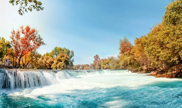 Los Turistas Toman Fotos Una Hermosa Cascada Otoño Río Manavgat — Foto de Stock