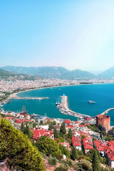 Türkiye 'nin Alanya kıyı şeridinin güzel panoramik manzarası, dikey görüntü