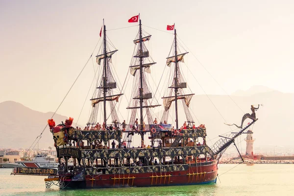 ALANA, TURKEY - 18 Eylül 2019: gündoğumunda sahte korsan gemisi
