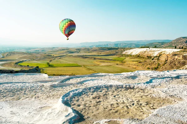 Pamukkale üzerinde çok renkli balon uçuyor, Türk mineral kalsiyum havuzu