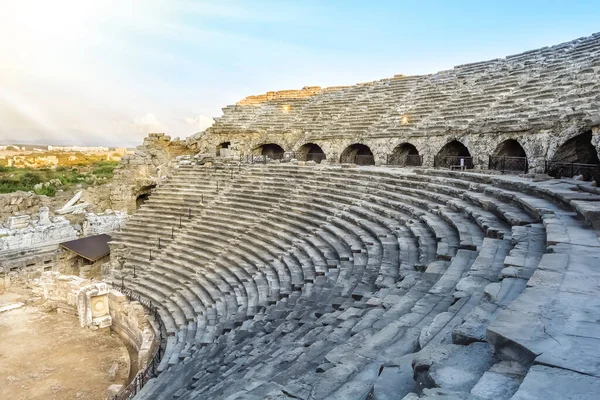 TÜRKÇE - 16 Eylül 2019: Yan, Türkiye 'de antik amfitiyatro