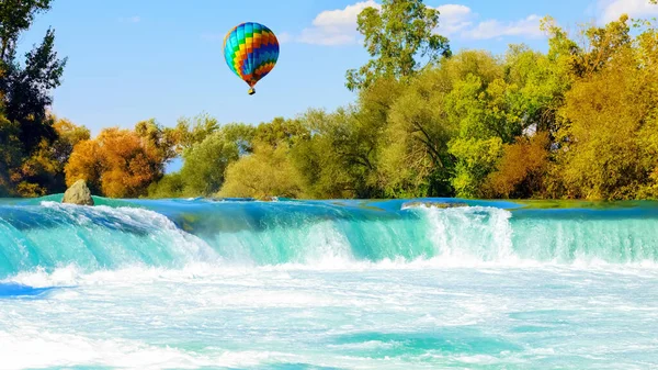 Hermoso Globo Multicolor Vuela Sobre Una Cascada Río Manavgat Pavo — Foto de Stock