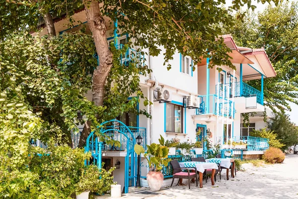 Kenar Türkiye Sokaklarından Birinde Renkli Balkonların Arka Planında Güzel Ağaçlar — Stok fotoğraf
