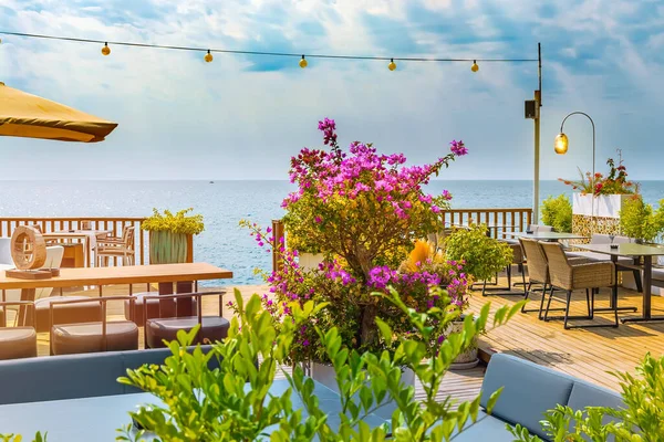 Antalya Kırmızı Çiçekli Güzel Bir Kafe Açık Hava Restoranı Hindi — Stok fotoğraf