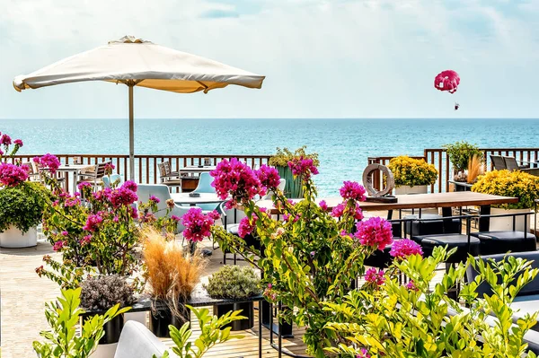 Antalia Caddesinde Kırmızı Çiçekli Güzel Bir Kafe Açık Hava Restoranı — Stok fotoğraf