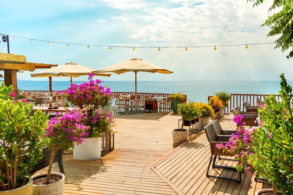 Antalya Kırmızı Çiçekli Güzel Bir Kafe Açık Hava Restoranı Hindi — Stok fotoğraf