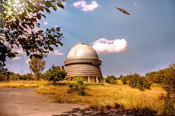 Ovni Vuela Cielo Por Encima Del Telescopio Del Observatorio Astronómico — Foto de Stock