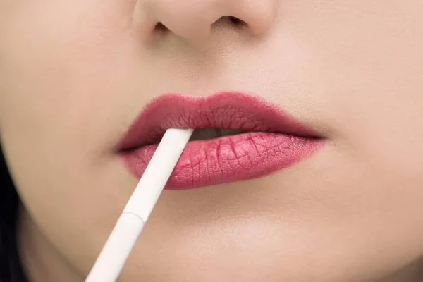 Fille Avec Une Cigarette Dans Bouche Les Lèvres Fermer — Photo