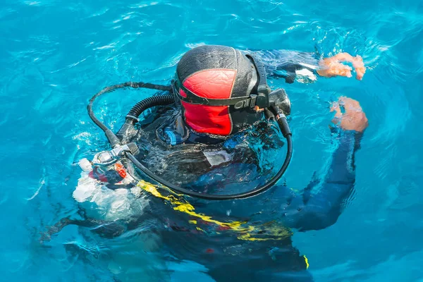 Scuba Diver Dives Water Closeup View — Stock Photo, Image