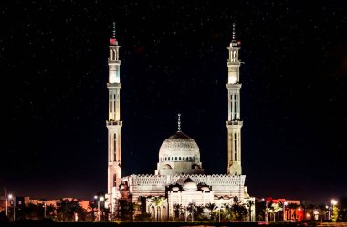 Sharm el Sheikh 'in El Mustafa Camii panoramik gece görüşü.