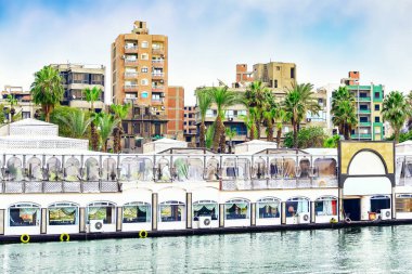 Nil Nehri kıyısındaki restoran kompleksi turist konusunda uzmanlaşmıştır.