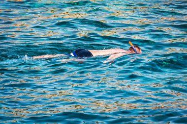 Turist dalgıcı suya dalıyor, yakın çekim görüntüsü