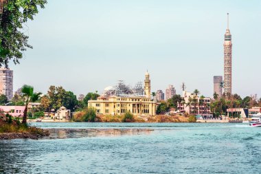 Kahire 'de Nil nehrinin yanındaki TV kulesi