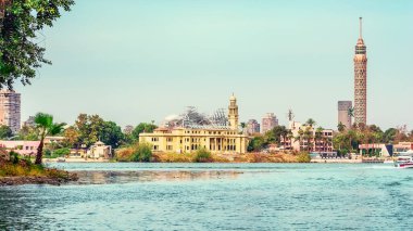 Kahire 'de Nil nehrinin yanındaki TV kulesi