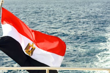 Mısır bayrağı, Kızıl Deniz 'in mavi suyuna karşı rüzgarda dalgalanan bir yatta.