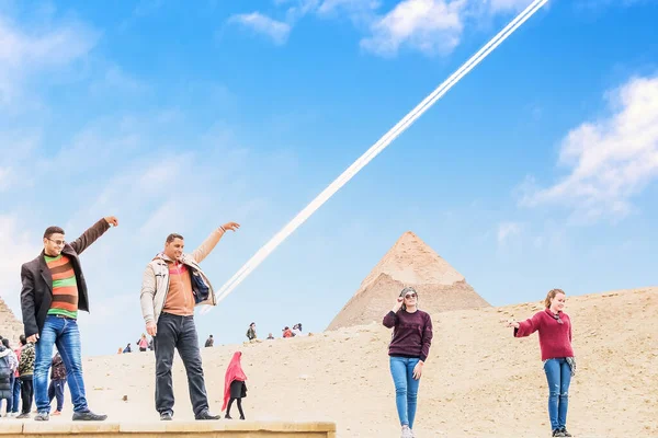 Kahire Egypt Ocak 2019 Turistler Giza Platosu Ndaki Büyük Piramitlerin — Stok fotoğraf