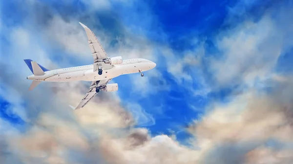 Белый Пассажирский Самолет Который Взлетел Фоне Красивых Впечатляющих Облаков Расширенный — стоковое фото