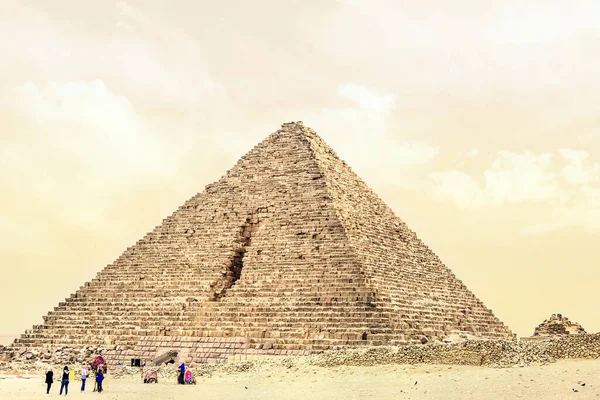 Turyści Beduini Stoją Przy Piramidzie Menkaure Płaskowyżu Giza — Zdjęcie stockowe