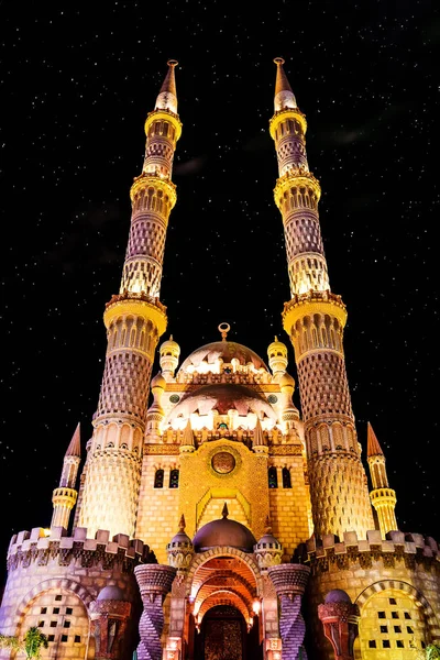 Sharm El Sheikh 'teki El Sahaba Camii' nin gece görüşü