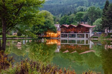  Dilijan, Ermenistan 'da bir göletin kıyısındaki restoran ve kafe