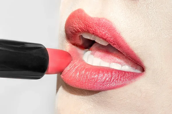 Close Van Lippen Van Jonge Vrouw Lippenstift Applicatie — Stockfoto