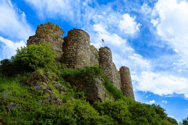 Amberd Kalesi ve Ermeni bayrağı harabeleri