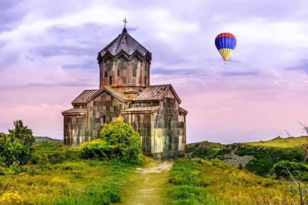 Nad Kostelem Amberd Vlaje Balón Barvami Arménské Vlajky — Stock fotografie