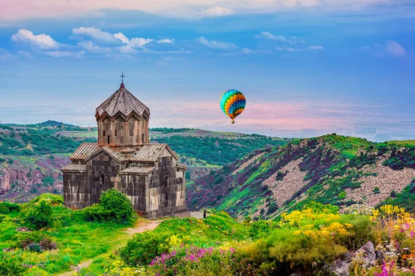 Žena Fotí Pestrobarevný Balón Letící Kolem Kostela Amberd — Stock fotografie