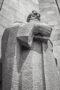 YEREVAN, ARMENYA - 08 Mayıs 2017. Mesrop Mashtoc heykeli (Ermeni alfabesinin yaratıcısı) ve Koryun, Matenadaran 'ın önünde. Duvarda Ermeni alfabesinin harfleri var..