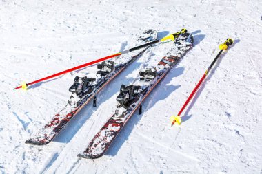 Karda bir çift kayak ve kayak sopası.