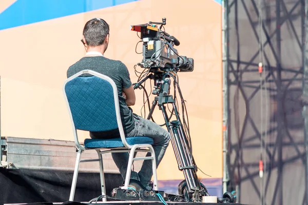 Video operatorr reporter shoots video reportage