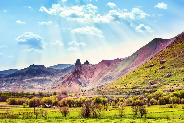 Hegyvidéki Táj Örményországban Napsugarak Utat Törnek Felhők Között — Stock Fotó