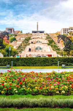 YEREVAN, ARMENIA - 23 Temmuz 2018: Güneşli bir günde Cascade ve dev merdiven manzarası, dikey manzara