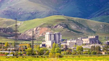 Ermenistan 'ın Hrazdan kasabasındaki çimento fabrikası. Beton silolar