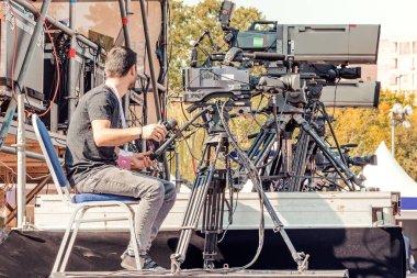 Video operatörü video raporunu vuruyor