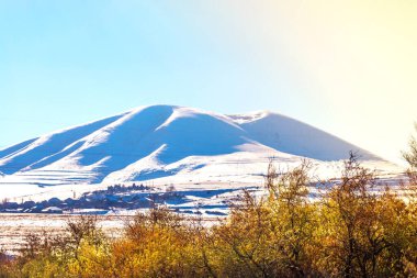 Güzel manzara, kar kaplı dağ, mavi gökyüzüne karşı. Ermenistan.