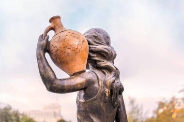 Ermenistan, Erivan, 21 Eylül 2020: Erivan 'ın 2800. yıldönümü anısına parkta elinde sürahi olan bir kızın heykeli. Arka görünüm