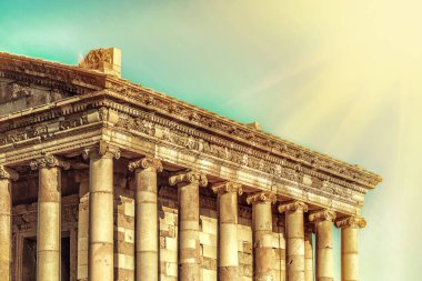 Garni Tapınağı, Ermenistan 'ın Garni şehrinde bir İyonik tapınaktır. Hristiyan öncesi Ermenistan 'ın en bilinen yapısı ve sembolüdür. Ermenistan 'da Greko-Romen kolonileştirilmiş tek binadır. Ayarlanmış