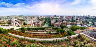 Şelale Modern Sanat Merkezi Müzesi 'nden güneşli bir günde Erivan manzarası