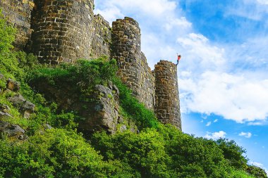 Depresyondaki genç kız kendini kale duvarından aşağı atıyor. İntihar kavramı