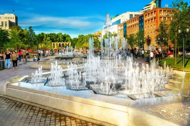 YEREVAN, ARMENIA - 27 Mayıs 2019: Erivan 'ın merkezinde fıskiyeler bulunan yeni park